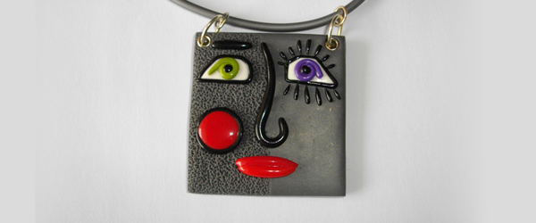 Pendentif carré gris, martelé (visage)