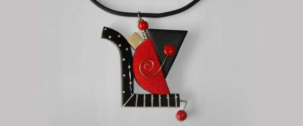 Pendentif graphique triangle rouge et noir