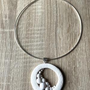 Pendentif rond ouvert (boules blanches) - Vente en ligne de bijoux fimo