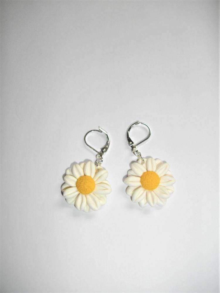 Boucles fleurs (marguerite blanche) - Vente de bijoux fimo en ligne -  BOUCLES fimo