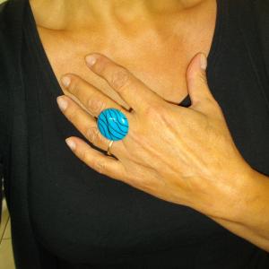 Rendu porté (bague ronde fils turquoise) - Vente en ligne de bijoux fimo