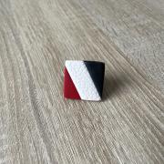 Bague carrée (martelée blanc ) noir et rouge