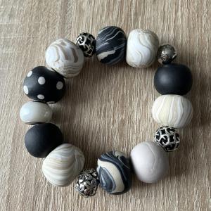 Bracelet élastique (noir et beige) - Vente en ligne de bijoux fimo