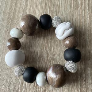 Bracelet élastique (taupe et blanc) - Vente en ligne de bijoux fimo