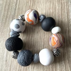 Bracelet élastique (gris , orange et blanc) - Vente en ligne de bijoux fimo