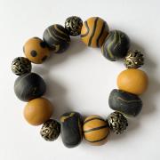 Bracelet avec carrés et ronds (rouge , noir et blanc)
