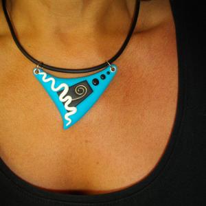 Rendu porté (triangle turquoise) - Vente en ligne de bijoux fimo