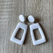 boucles pendantes rectangles (vernis blanches)