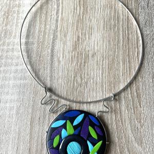 rond ( cerclé de métal ) feuillage vert , bleu et mauve - Vente en ligne de bijoux fimo