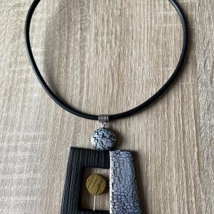 Pendentif (trapèze ouvert) argenté , strié noir  et vers anis - Vente en ligne de bijoux fimo