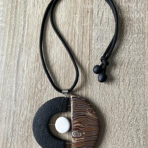 Pendentif rond (moitié effet bois, moité piqué noir - Vente en ligne de bijoux fimo