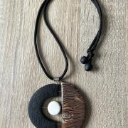 Pendentif rond (moitié effet bois, moité piqué noir