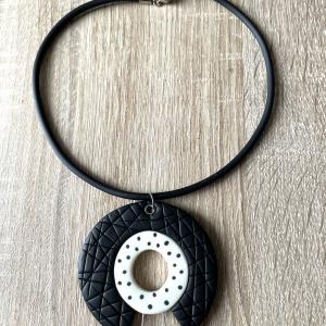 Pendentif rond (matelassé) pois noir et blanc - Vente en ligne de bijoux fimo