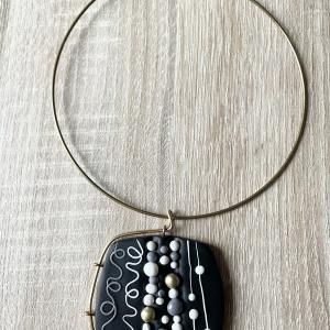 carré cerclé de métal doré ( boules noires et blanches) - Vente en ligne de bijoux fimo