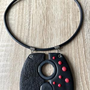 Trapèze arrondi (moitié pois rouge) - Vente en ligne de bijoux fimo