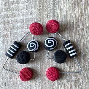 boucles pendantes (triangle)rouge et noir - Vente en ligne de bijoux fimo