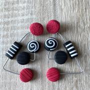 boucles pendantes (triangle)rouge et noir