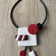 Pendentif martelé (blanc ,rouge et noir)